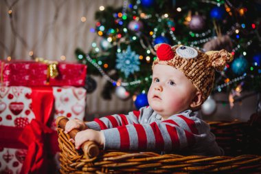 Noel dekorasyonu ile erkek bebek
