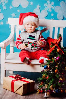 Noel dekorasyonu ile erkek bebek