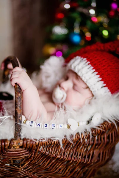 Bébé garçon avec décor de Noël — Photo