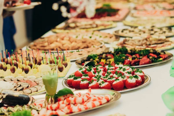 Catering e comida para casamentos — Fotografia de Stock