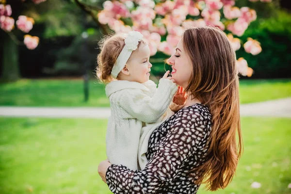 Dívka v zahradě — Stock fotografie