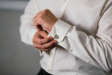 Damat Düğün için hazırlanıyor