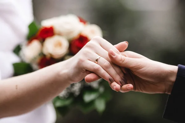 Bloemen boeket van de bruiloft ringen — Stockfoto