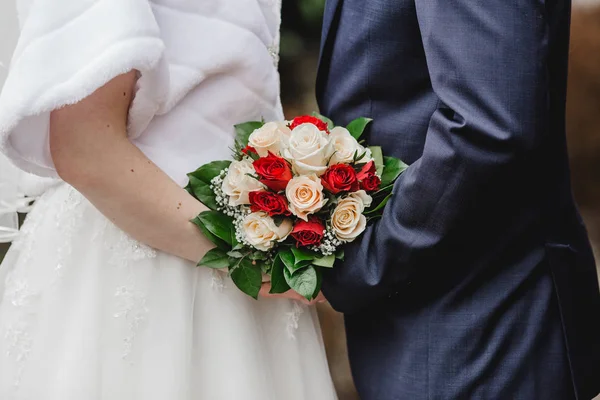 Flores anillos ramo de bodas —  Fotos de Stock