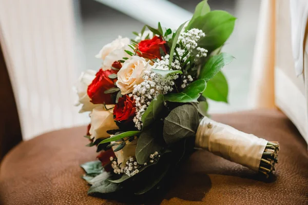 Bouquet de mariage anneaux de fleurs — Photo