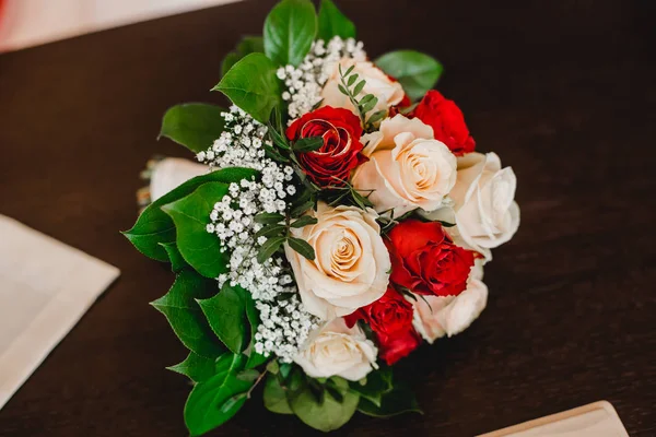 Flores anéis buquê de casamento — Fotografia de Stock
