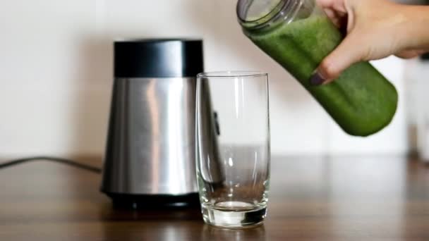 Zelená detoxikační koktejl blendet — Stock video