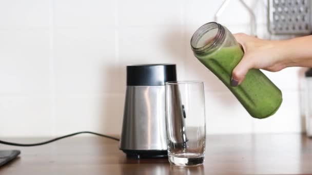 Verde detoxifiere smoothie blendet — Videoclip de stoc