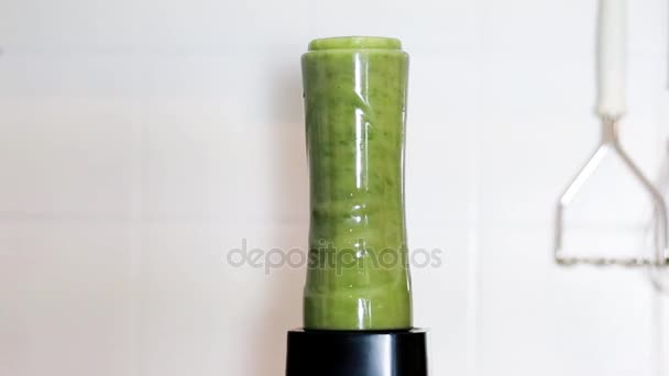Green detox smoothie blendet — Wideo stockowe