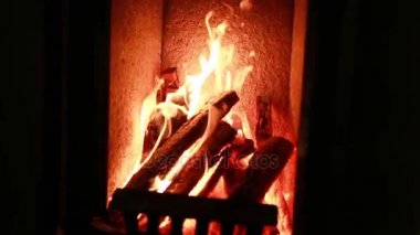 Kızıl ateş ile şömine