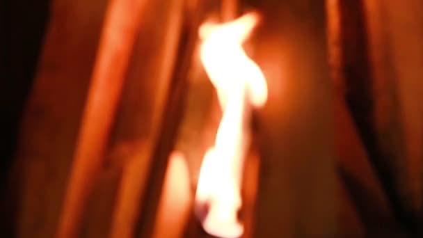 cheminée avec flamme rouge 