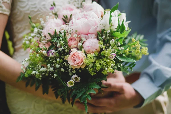 Hermoso ramo de novia de boda — Foto de Stock