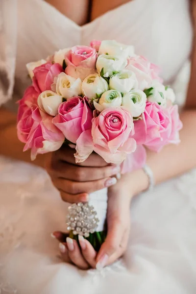 Belo buquê de noiva de casamento — Fotografia de Stock