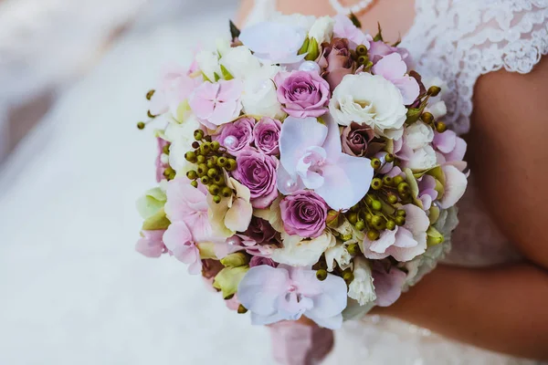 美しい結婚式の花嫁の花束 — ストック写真