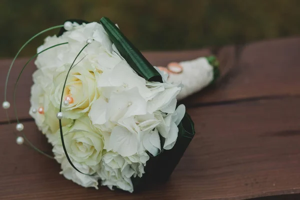 Bellissimo bouquet sposa matrimonio — Foto Stock