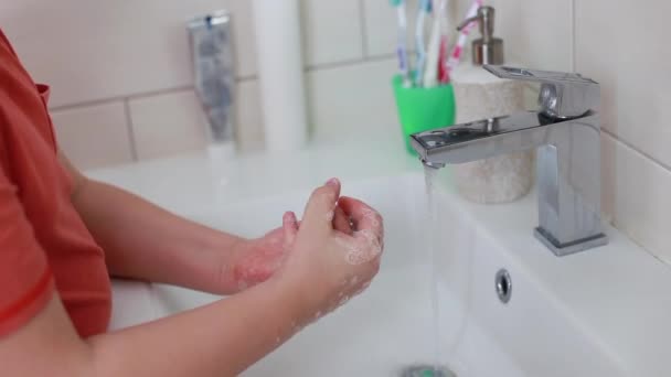 Jongen zijn handen wassen — Stockvideo