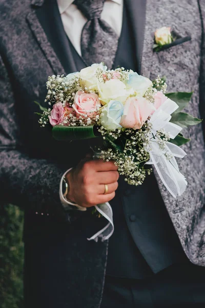 Ramo de flores novio de boda — Foto de Stock