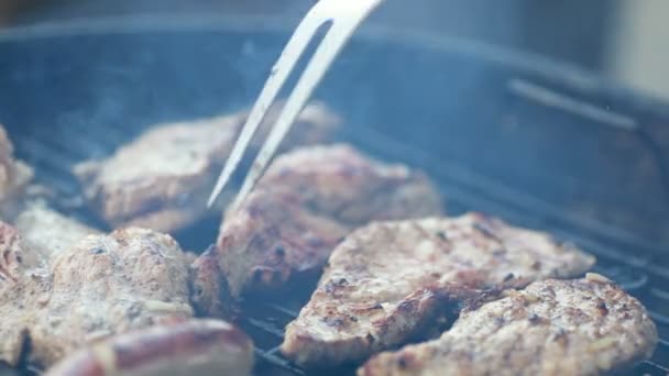 Grillen vom Grill heißes Steak — Stockvideo