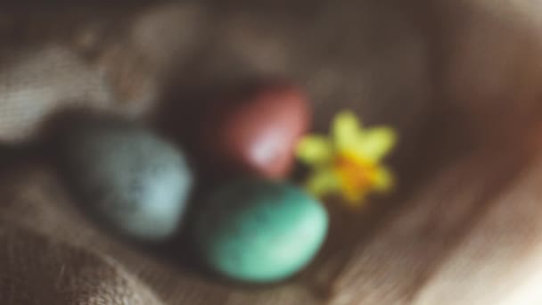 Huevos de Pascua sackcloth fondo — Vídeos de Stock