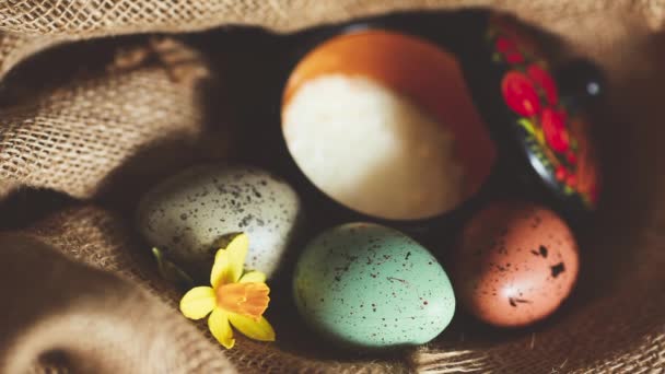Huevos de Pascua sackcloth fondo — Vídeo de stock