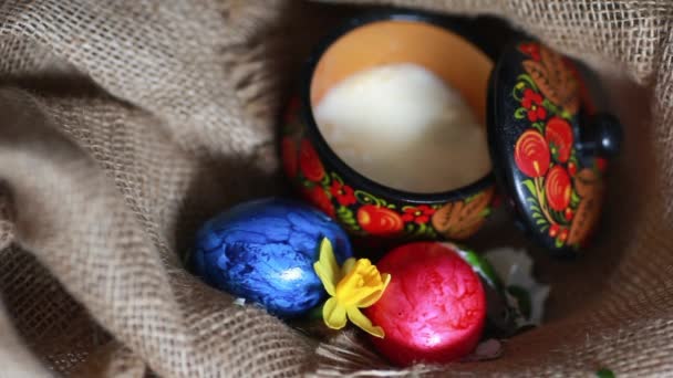 Huevos de Pascua sackcloth fondo — Vídeo de stock