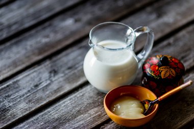 çay süt ahşap arka plan