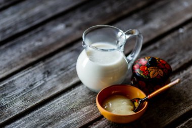 çay süt ahşap arka plan