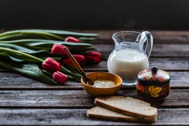 çay süt ahşap arka plan