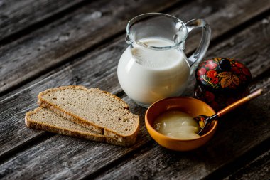 çay süt ahşap arka plan