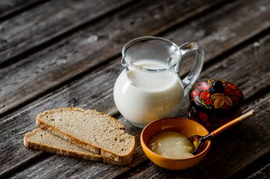 çay süt ahşap arka plan