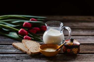 çay süt ahşap arka plan