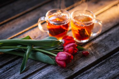 siyah çay ahşap arka plan