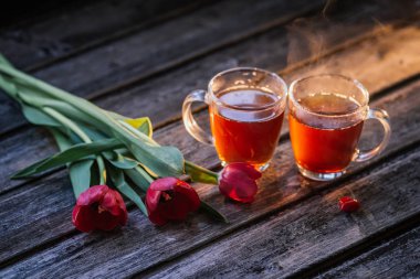 siyah çay ahşap arka plan