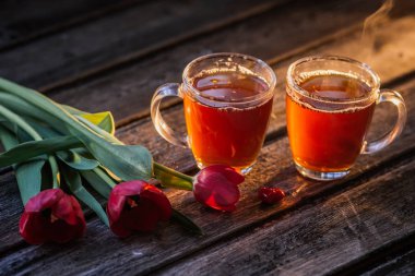 siyah çay ahşap arka plan