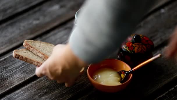 Čaj mléko dřevo pozadí — Stock video