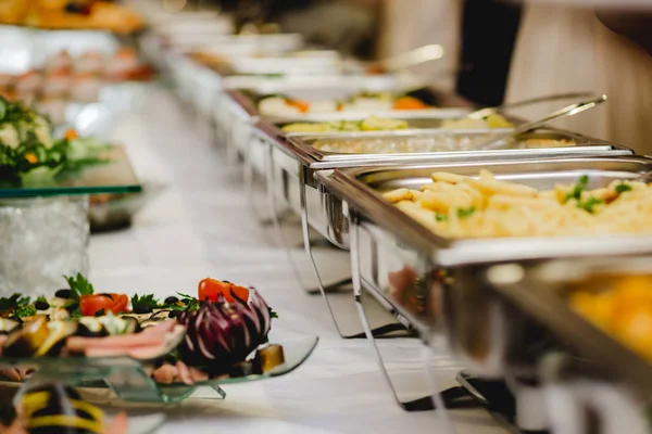 Кейтеринг їжа весільний шведський стіл — стокове фото