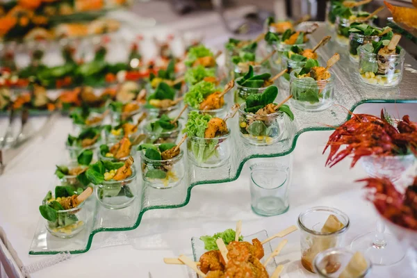 Catering bruiloft buffet van het voedsel — Stockfoto