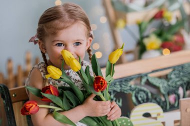 çocukları Paskalya arka plan üzerinde