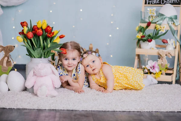 çocukları Paskalya arka plan üzerinde