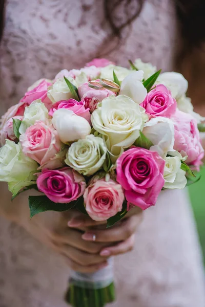 Esküvői virágok menyasszony csokor — Stock Fotó