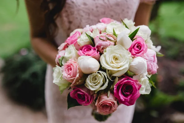 Flores de boda ramo de novia —  Fotos de Stock