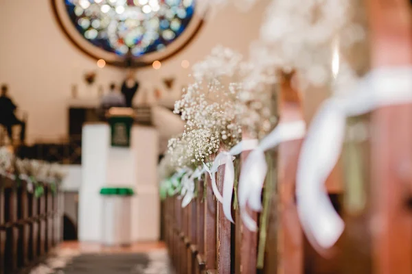 教会結婚式の花 — ストック写真