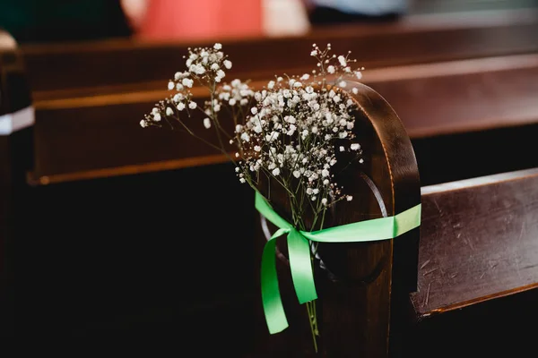 教会結婚式の花 — ストック写真
