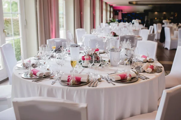 Украшение стола свадебными цветами — стоковое фото