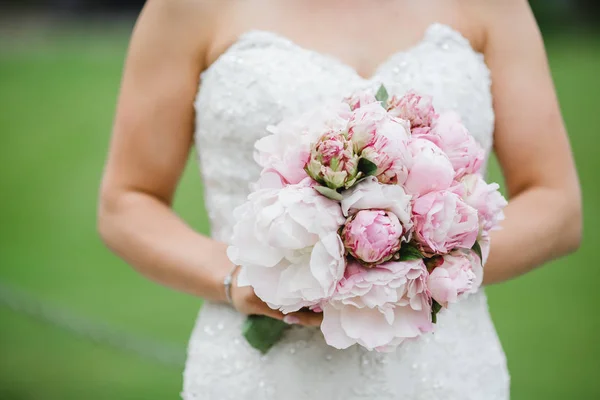 Anelli bouquet di fiori di nozze — Foto Stock