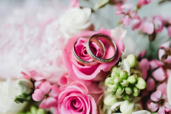 Flores do casamento anéis de noiva — Fotografia de Stock