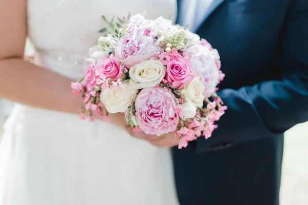 Bröllop blommor brud ringar — Stockfoto