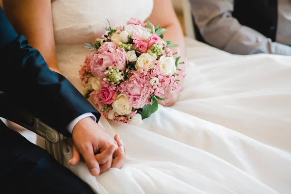 Bröllop blommor brud ringar — Stockfoto