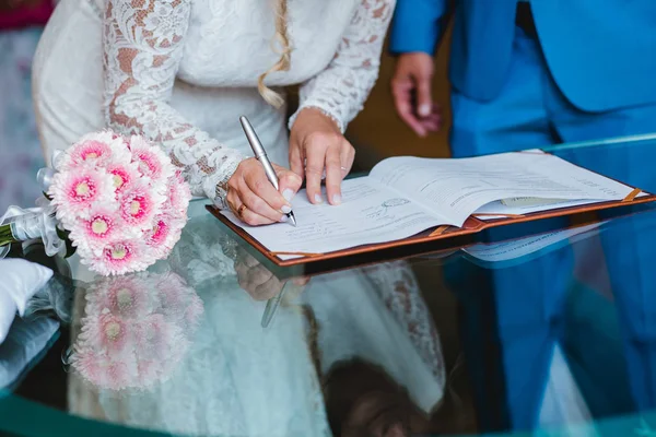 Bröllop blommor bukett ringar — Stockfoto