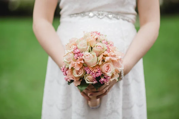 Mariage mariée bouquet anneaux — Photo